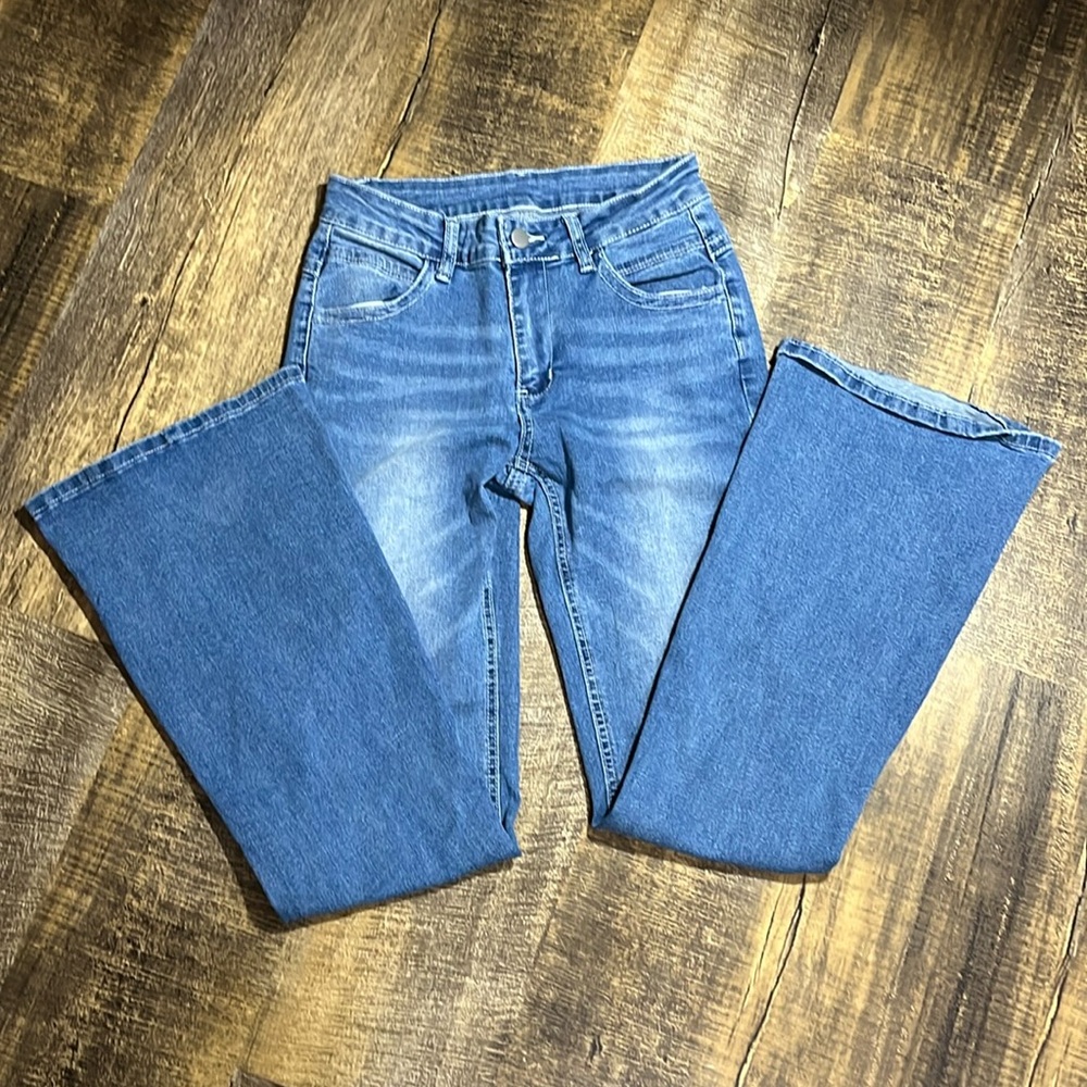 🌺Flared jeans very fitting🌺